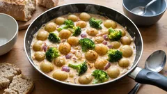 Yhdellä pannulla valmistettu illallinen: perunat ja parsakaali kermakastikkeessa